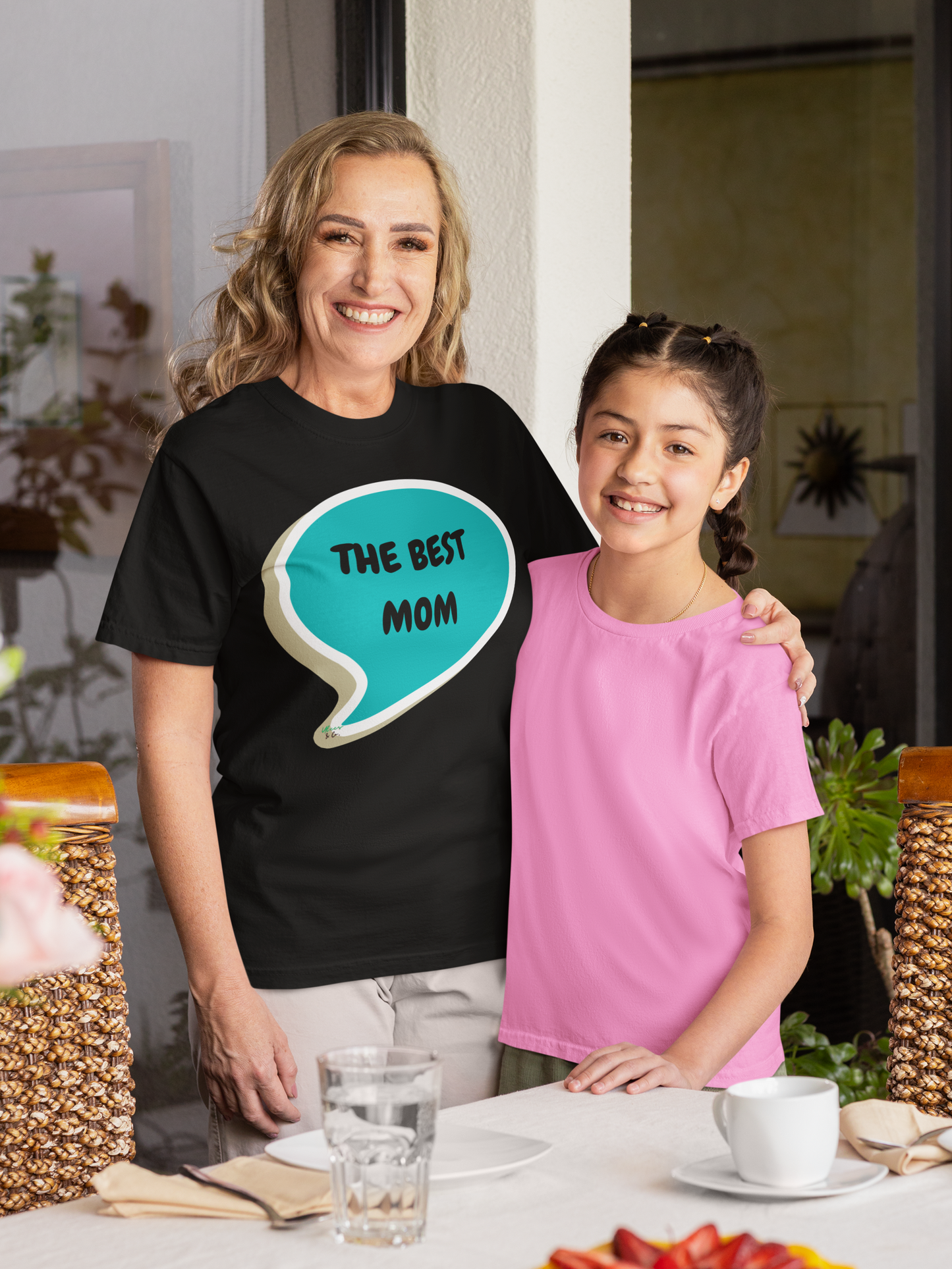 THE BEST MOM T-SHIRT IN SPEECH BUBBLE GRAPHIC UNISEX T-SHIRT MOTHER'S DAY GIFT FOR MOMMY SHIRTS FOR MOTHER'S TEES FOR NEW MAMA GIFTS FOR WOMEN CELEBRATE MOM HOLIDAY FOR MOM