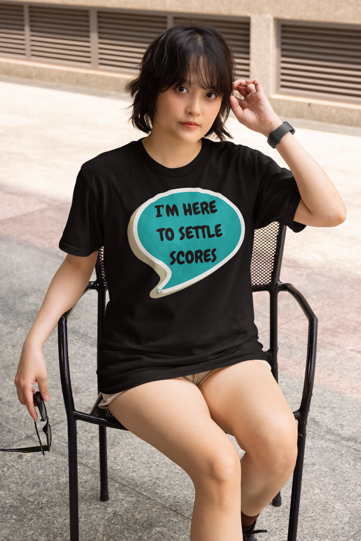 I'M HERE TO SETTLE SCORES T-SHIRT UNIQUE GRAPHIC UNISEX SPEECH BUBBLE DESIGN SHIRT STREETWEAR FASHION FUNNY SAYINGS TEES SARCASTIC SAYINGS T-SHIRT HILARIOUS SHIRTS SARCASM TEES BIRTHDAY GIFTS FOR WOMEN GIFT FOR MEN CLOTHING BRAND