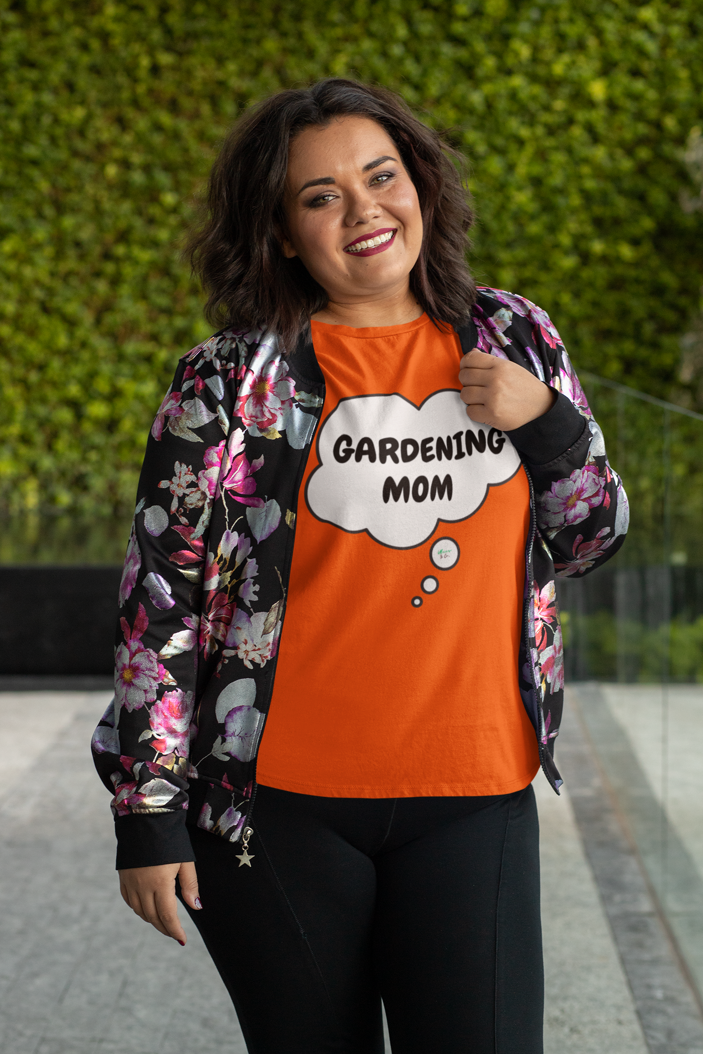 GARDENING MOM IN THOUGHT BUBBLE GRAPHIC UNISEX T-SHIRT MOTHER'S DAY TEES GIFT FOR WOMAN GARDENING MOMS SHIRTS GIFTS GARDEN TSHIRTS GIFT FOR BIRTHDAY MOMS SHIRTS FOR AUNTS TEES FOR SISTERS GIFT FOR DAUGHTER
