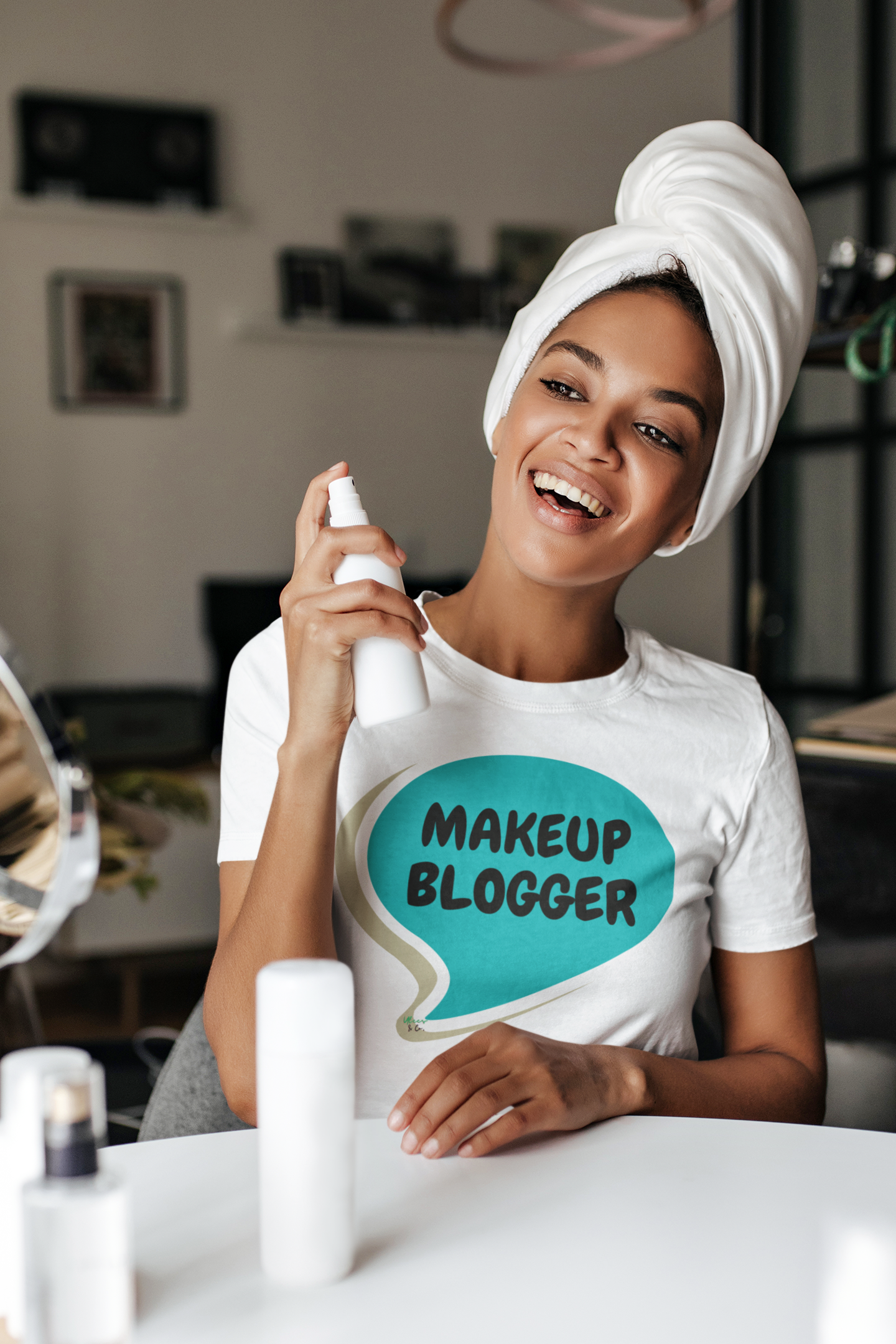 MAKEUP BLOGGER IN SPEECH BUBBLE GRAPHIC UNISEX T-SHIRT SARCASTIC SHIRTS SARCASM TEES FUNNY TEES FOR WOMAN SHIRTS GIFTS HILARIOUS SHIRTS FOR MEN AND WOMEN