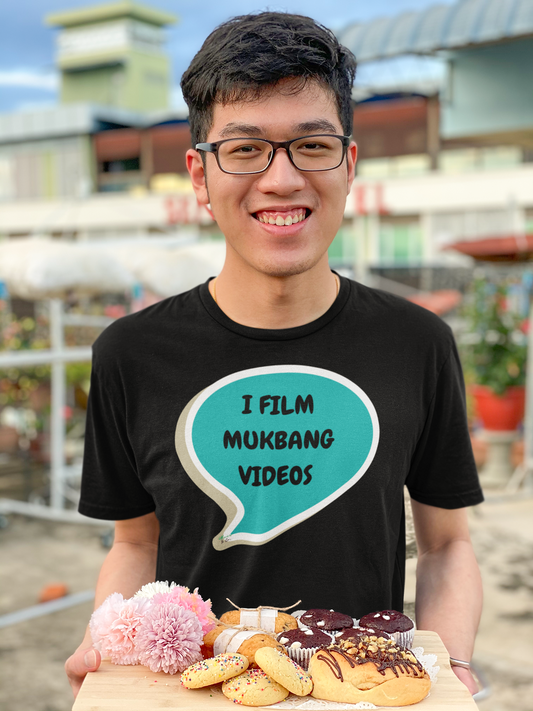 I FILM MUCKBANG VIDEOS T-SHIRT GRAPHIC UNISEX T-SHIRT UNIQUE GIFT SOCIAL MEDIA VIRAL TRENDS CUSTOM GIFT CUSTOM TSHIRT BIRTHDAY GIFT IN SPEECH BUBBLE TRENDING MEME SHIRT FOR WOMEN SHIRT FOR MEN