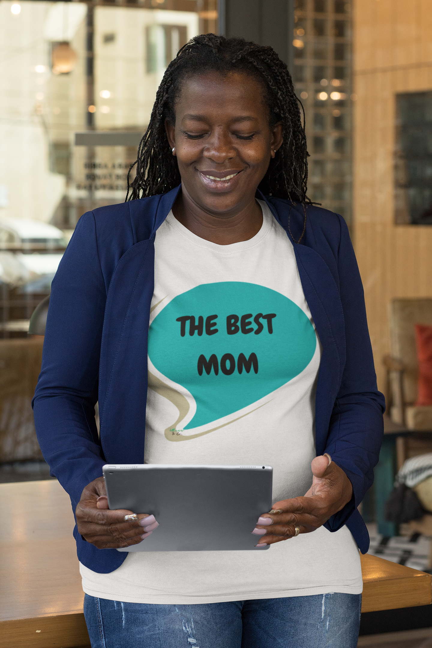 THE BEST MOM T-SHIRT IN SPEECH BUBBLE GRAPHIC UNISEX T-SHIRT MOTHER'S DAY GIFT FOR MOM SHIRTS FOR MOTHER'S TEES FOR NEW MOM'S GIFTS FOR WOMEN CELEBRATE MOM HOLIDAY FOR MOTHER'S